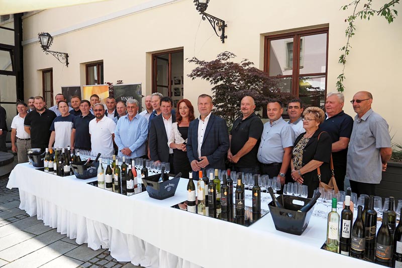 decanter-varaždinska-županija-wine-vino-modnialmanah-županijska-palača-varaždin
