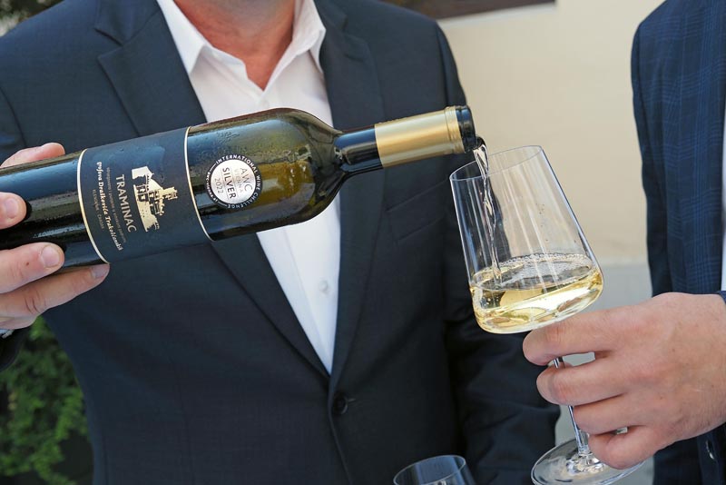 decanter-varaždinska-županija-wine-vino-modnialmanah-županijska-palača-varaždin