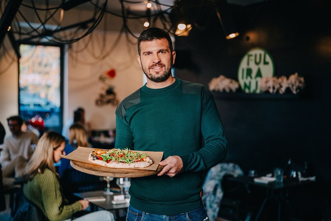 gastro-kućice-advent-modnialmanah-pizza-social-club-institut-za-kobasice
