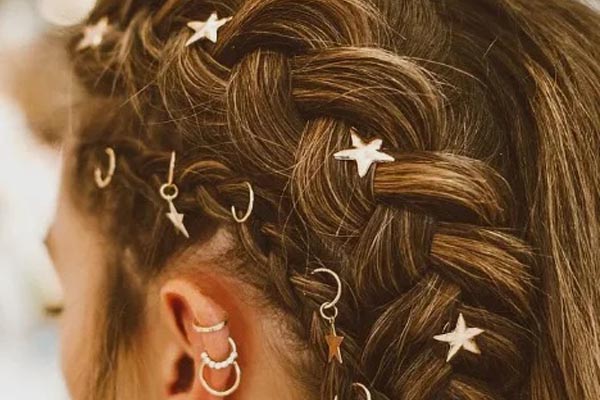jednostavna-frizura-neobični-ukrasi-modnialmanah