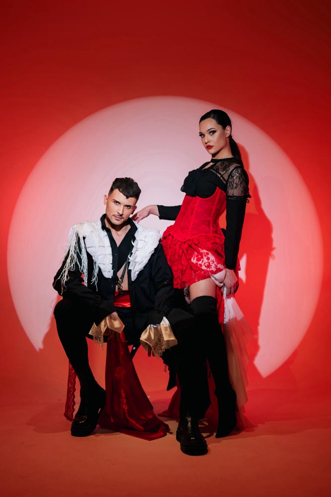 Travnik Fashion Weekend, zakazan za 10. svibnja u 20 sati u Centru za kulturu Travnik, već sada privlači ogromnu pažnju javnosti. Organiziran od strane Fakulteta za tehničke studije u Travniku, ovaj događaj ima za cilj ne samo predstaviti vrhunsku modu, već i oživjeti modnu scenu u srcu Bosne i Hercegovine, kako je naglasio kreativni direktor Amar Migalo. Pod sloganom "Moda u srcu Bosne i Hercegovine", očekuje se odaziv velikog broja posjetitelja iz cijele zemlje i regije. Interes za Travnik Fashion Weekend već je velik, a atmosfera iščekivanja sve je uzbuđenija kako se datum približava. Na ovom prestižnom događaju, publika će imati priliku uživati u prezentaciji najnovijih kolekcija vrhunskih modnih dizajnera i brendova. Među zvijezdama večeri su Emina Husedžinović, Adnan Hajrulahović Haad, Dresscode, Bellissima, X.O.S. concept store, Ninela Memić NM design, Optika Vizija - fashion eyewear store, Budi svoja by Sanela Alihodžić, Ladorant by Jurija Milović i SENSES by Mirela Džinić čija imena potpisuju kvalitetu i originalnost. Očekuje se da će Travnik Fashion Weekend biti ne samo modni događaj, već i mjesto okupljanja ljubitelja mode, kreativaca i svih onih koji žele doživjeti sjajnu atmosferu uz modne trendove. Ovaj događaj će unijeti novu energiju u modnu scenu Bosne i Hercegovine, potvrđujući njen značaj i bogatstvo kreativnosti.