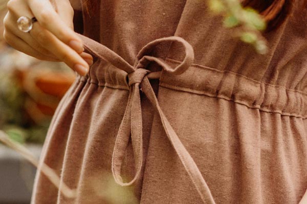 široki-bokovi-vezica-guma-hlače-modnialmanah