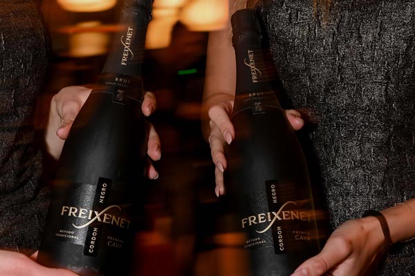 Freixenet-Cordon -Negro-50-godina-pupitres-modnialmanah