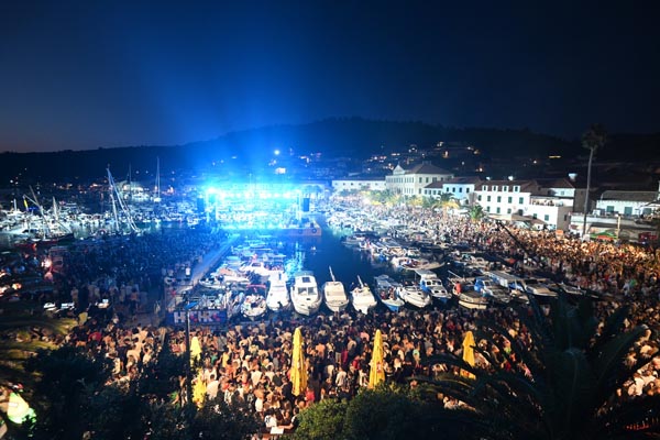 Trag-u-beskraju-koncert-oliver-dragojević-vela-luka-modnialmanah-lifestyle