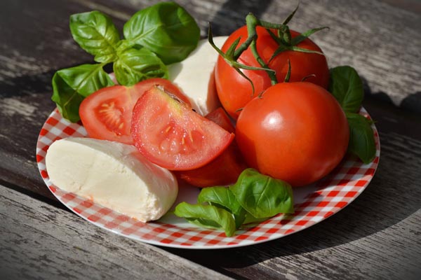 gastronomija-mozzarella-sir-rajčica-modnialmanah