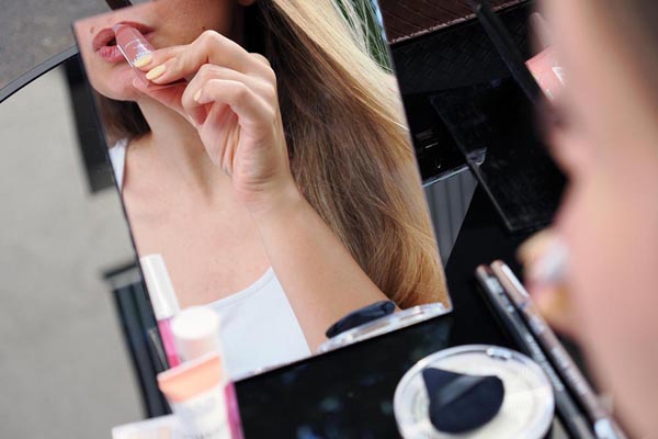 treba-li-se-šminkati-ljeti-modnialmanah-beauty