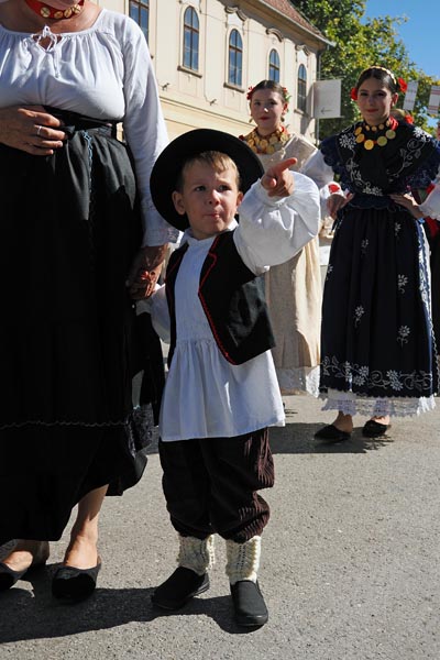 vinkovačke-jeseni-tradicija-djeca-vinkovci-modnialmanah
