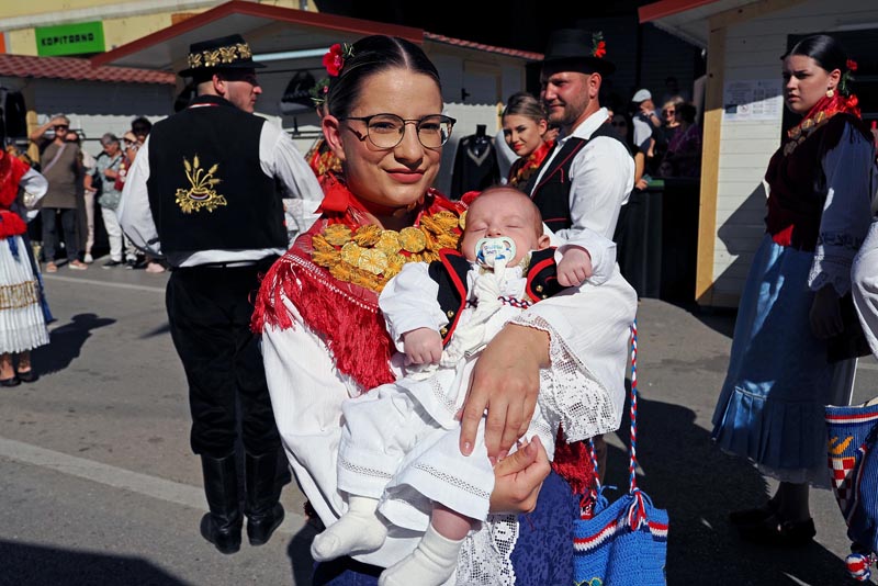 vinkovačke-jeseni-tradicija-djeca-vinkovci-modnialmanah