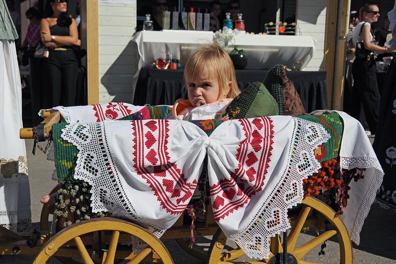 vinkovačke-jeseni-tradicija-djeca-vinkovci-modnialmanah