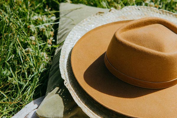 fashion-kapa-šešir-duga-kratka-kosa-modnialmanah