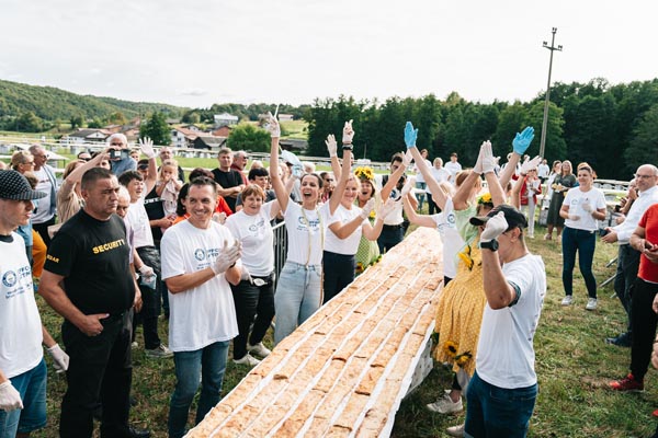 štrudlafest-GUINNESS-WORLD-RECORDS-najduža-linija-šrtudli-lifestyle-modnialmanah