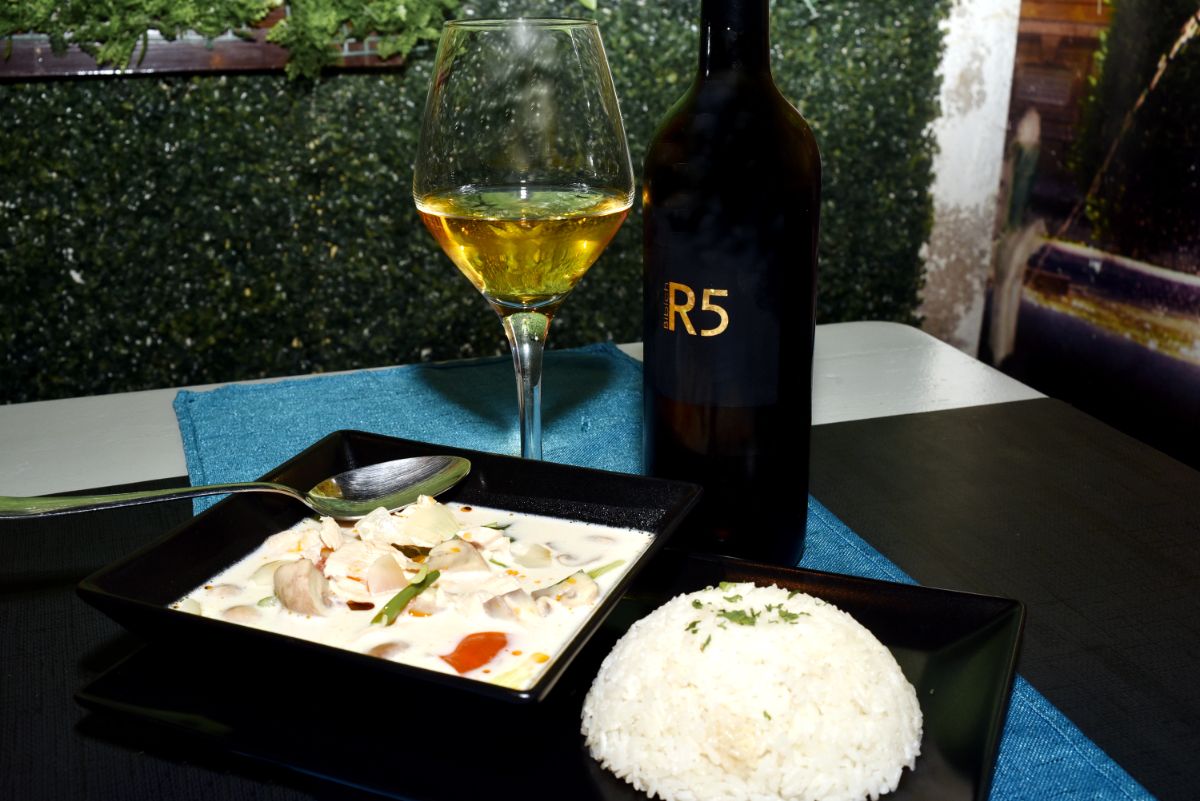 vino-uz-žlicu-thai-me-up-by-lira-wine-enogastronomija-modnialmanah