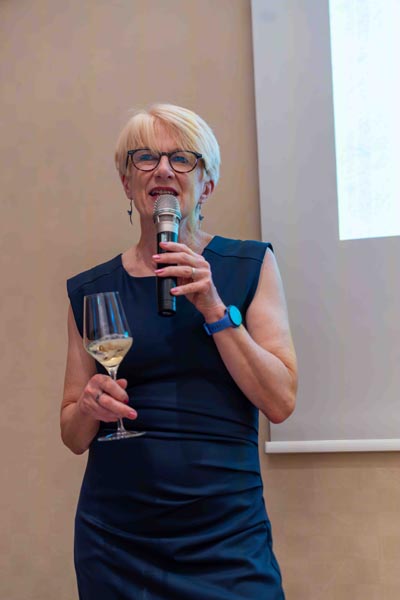 Caroline-Gilby-vinart-rumenižuti-plavec-žuti-eno-gastro-interreg-modnialmanah-esplanade-zagreb-hotel