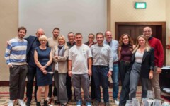 Caroline-Gilby-vinart-rumenižuti-plavec-žuti-eno-gastro-interreg-modnialmanah-esplanade-zagreb-hotel