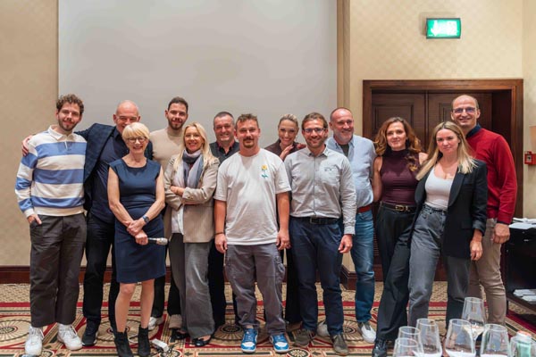 Caroline-Gilby-vinart-rumenižuti-plavec-žuti-eno-gastro-interreg-modnialmanah-esplanade-zagreb-hotel