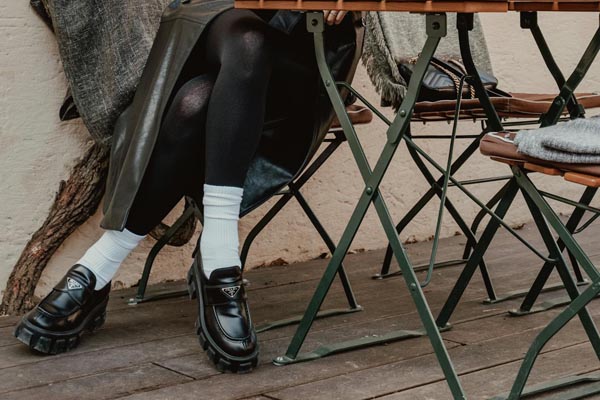 crne-najlonke-bijele-čarape-fashion-modnialmanah