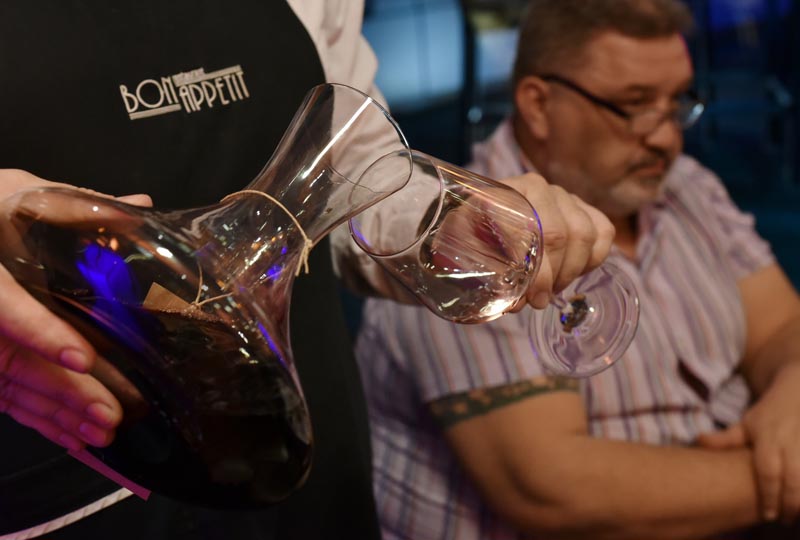 Vertikala-plavac-mali-Bon-Appetit-gastronomija-modnialmanah