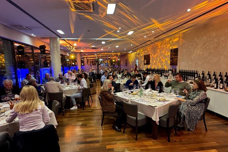 Vertikala-plavac-mali-Bon-Appetit-gastronomija-modnialmanah