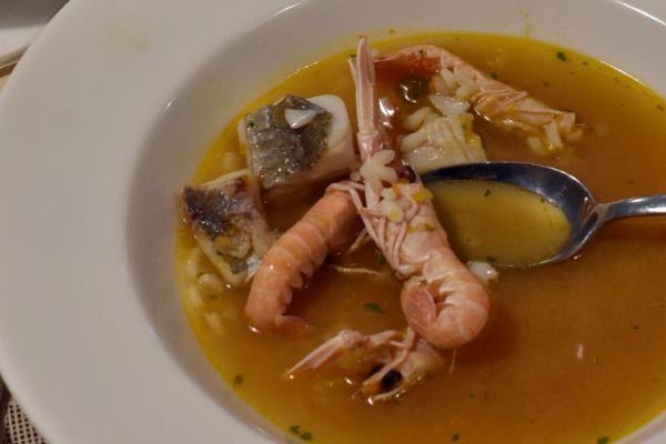 vino-uz-žlicu-mala-riba-gastronomija-modnialmanah