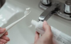 zdravlje-četkica-za-zube-pasta-močenje-modnialmanah