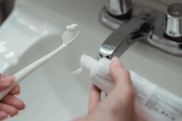 zdravlje-četkica-za-zube-pasta-močenje-modnialmanah