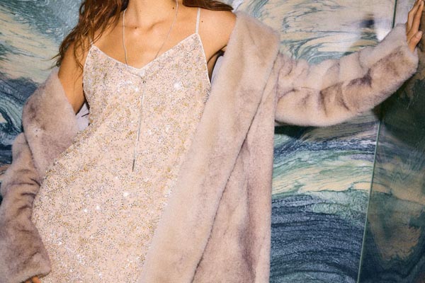 novogodišnja-noć-crveno-šljokčasto-zlatno-fashion-modnialmanah