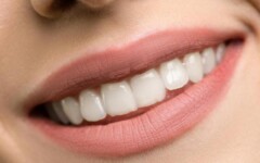 blistavi-osmijeh-ružičasto-sjajilo-beauty-modnialmanah