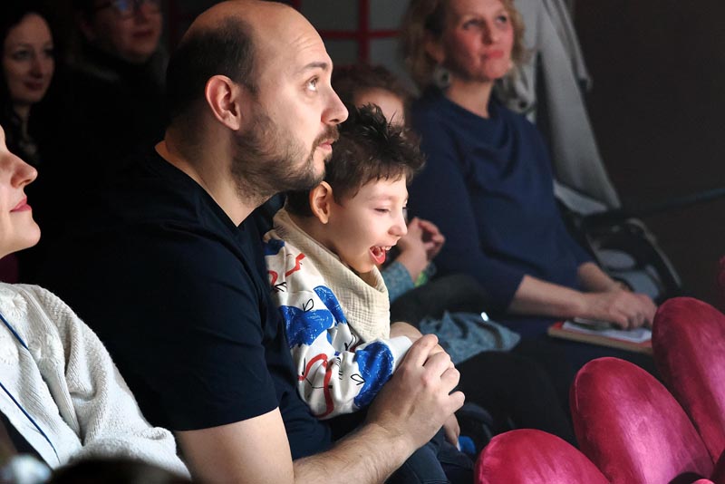 bijeli-klaun-inkluzivno-kazalište-modnialmanah-lifestyle