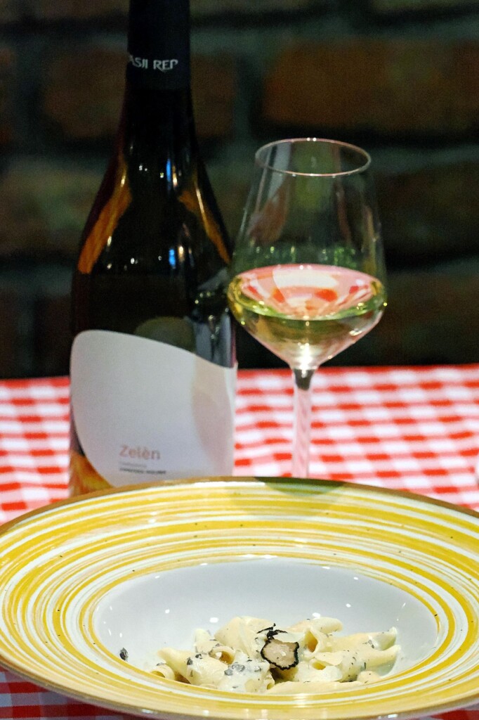 vino-uz-žlicu-gableraj-poma-modnialmanah-eno-gastro
