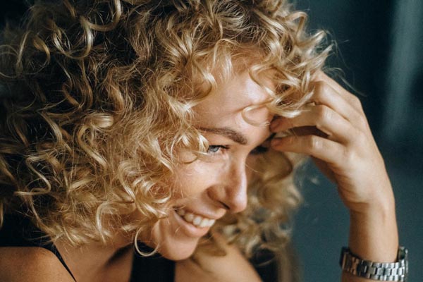 beauty-prirodno-kovrčava-kosa-griva-modnialmanah