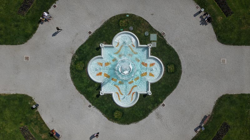 Održiva-umjetnost-u-javnom-prostoru-Oblo-fontana-izlazeceg-sunca-modnialmanah-lifestyle