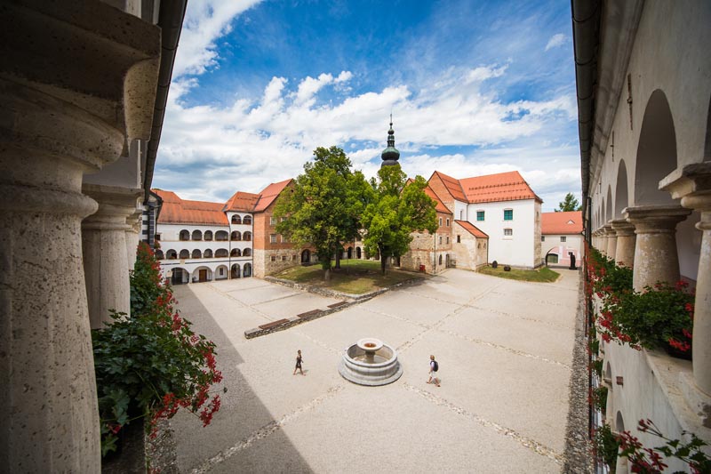 kostanjevica-na-krki-lifestyle-galerija-božidar-jakac-modnialmanah