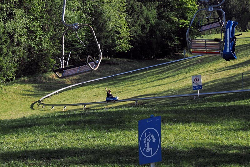 Summer-tobogganing-straža-Bled-lifestyle-sanjkanje-ljeto-modnialmanah