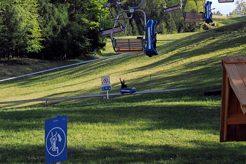 Summer-tobogganing-straža-Bled-lifestyle-sanjkanje-ljeto-modnialmanah