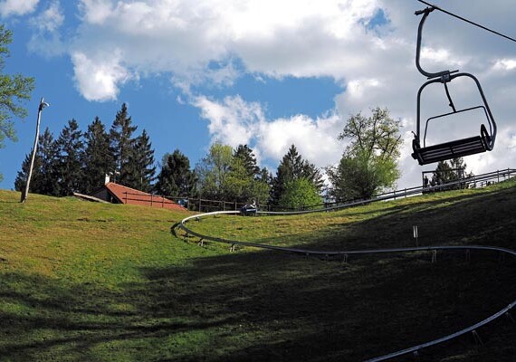 Summer-tobogganing-straža-Bled-lifestyle-sanjkanje-ljeto-modnialmanah
