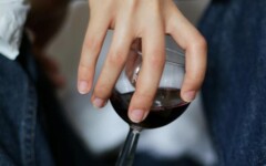 držanje-čaše-za-vino-gastronomija-modnialmanah