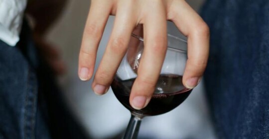 držanje-čaše-za-vino-gastronomija-modnialmanah