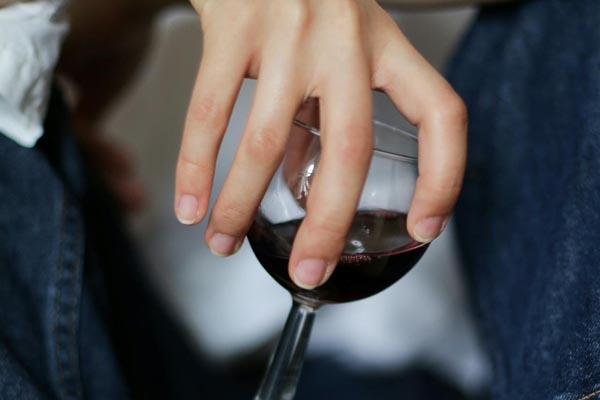 držanje-čaše-za-vino-gastronomija-modnialmanah