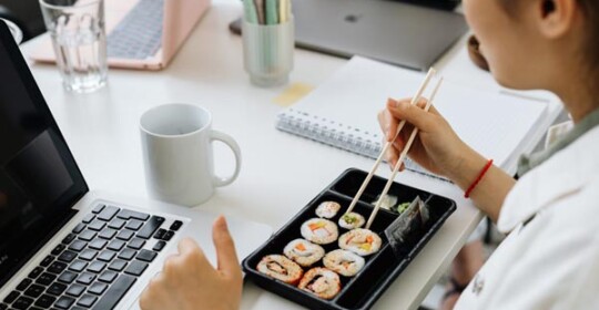 gastro-ručak-na-poslu-sushi-modnialmanah
