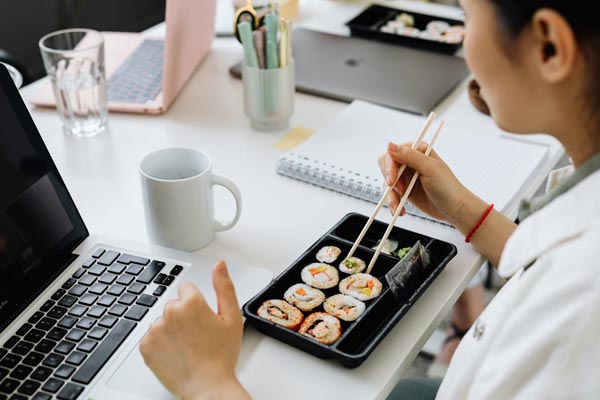 gastro-ručak-na-poslu-sushi-modnialmanah