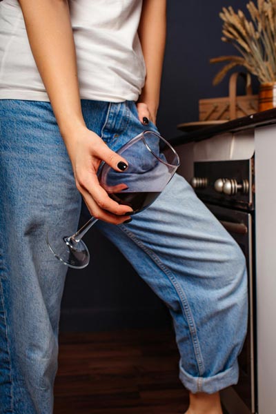 držanje-čaše-za-vino-gastronomija-modnialmanah