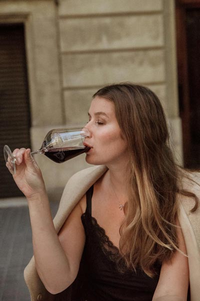 držanje-čaše-za-vino-gastronomija-modnialmanah