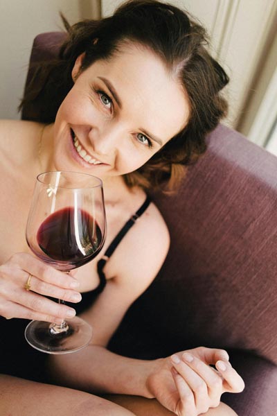 držanje-čaše-za-vino-gastronomija-modnialmanah