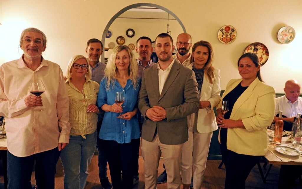 gastro-pri-staroj-vuri-modnialmanah-vino-uz-žlicu-eno-gastro