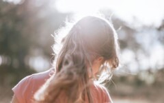 beauty-low-ponytail-kosa-rep-hair-frizura-modnialmanah
