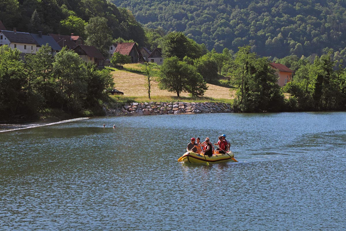 bela-krajina-slovenija-izlet-vikend-kupa-krupa-pčelarstvo-biljke-priroda-modnialmanah