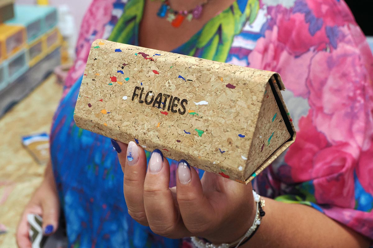 Žena drži kutiju od recikliranog materijala s natpisom FLOATIES, proizvod Maritimo Recycling