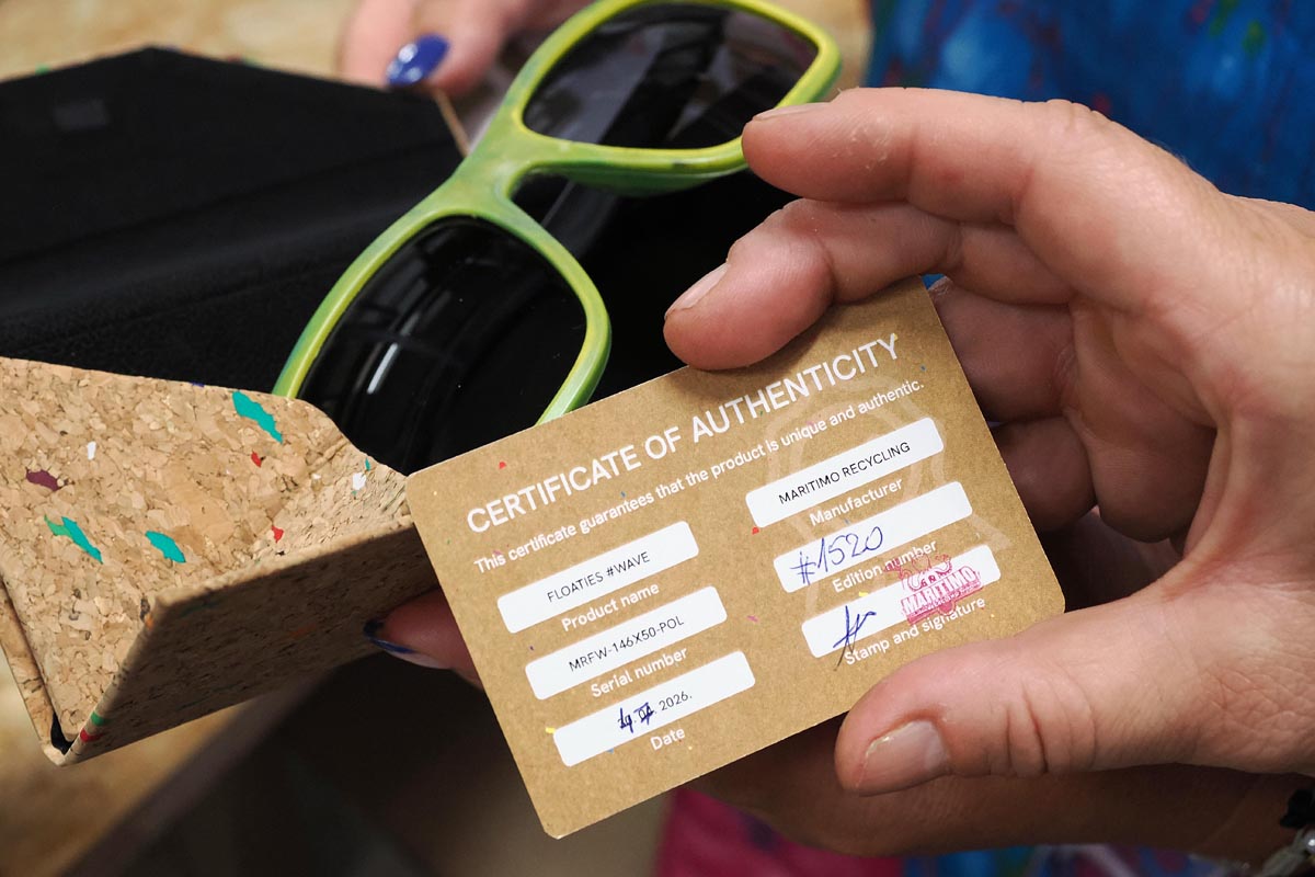 Certifikat autentičnosti Maritimo Recycling za model FLOATIES #WAVE s naočalama u pozadini
