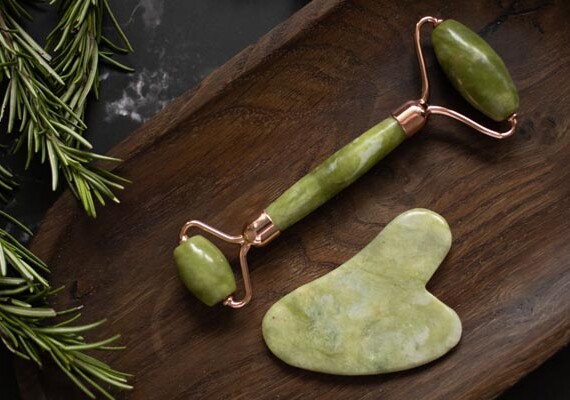 beauty-gua-sha-kamen-lice-koža-modnialmanah