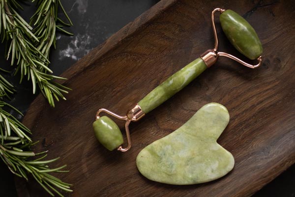 beauty-gua-sha-kamen-lice-koža-modnialmanah